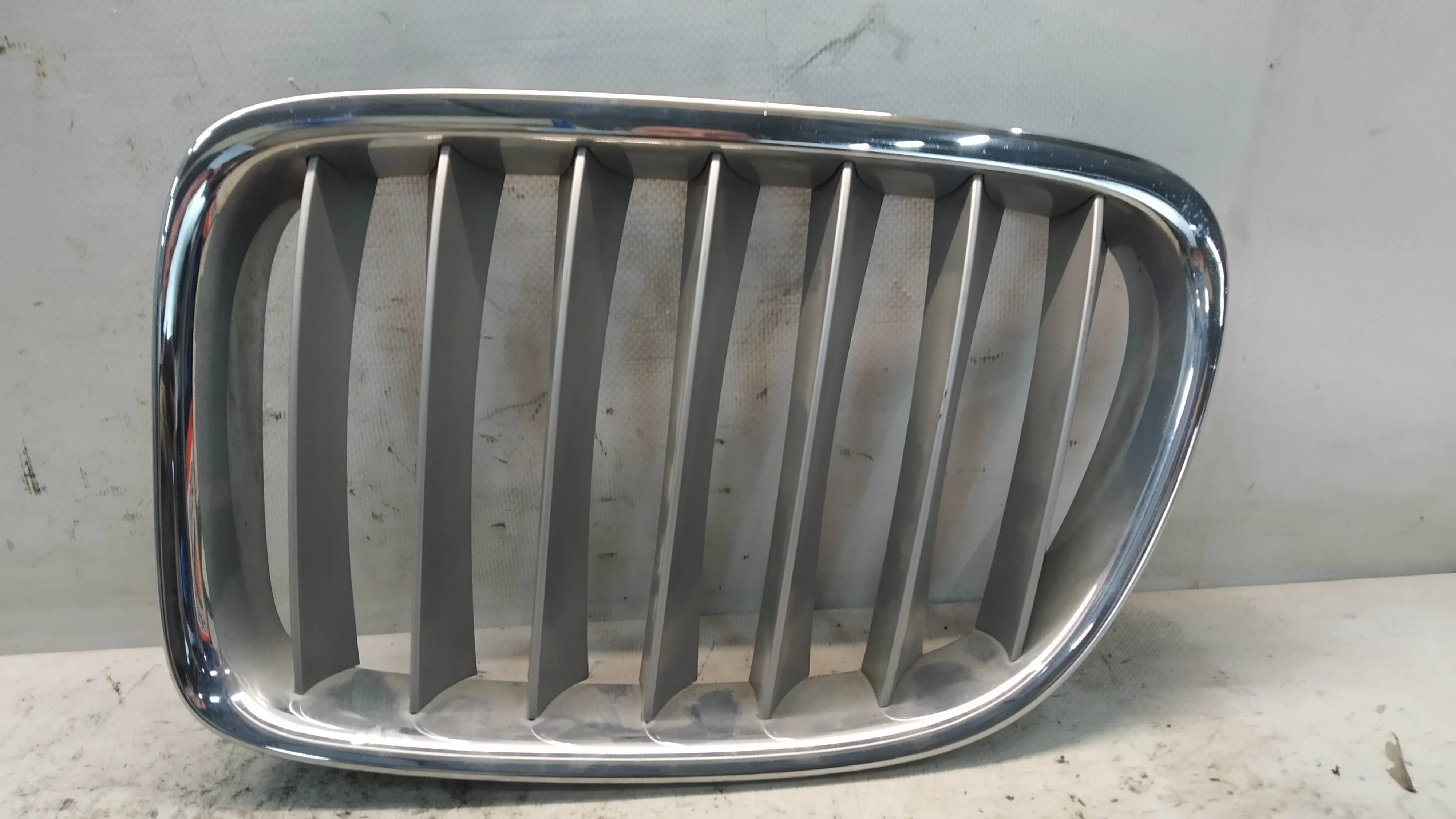 РЕШЕТКА РАДИАТОРА BMW ЛЕВО 51112993305 DY323Z