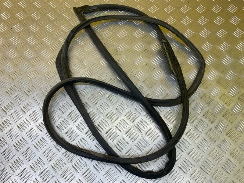 Уплотнитель двери передней правой Toyota Land Cruiser Prado 150 (2009-2023) 2014 6786160170 ВНЕДОРОЖНИК 3.0 D 1KDFTV