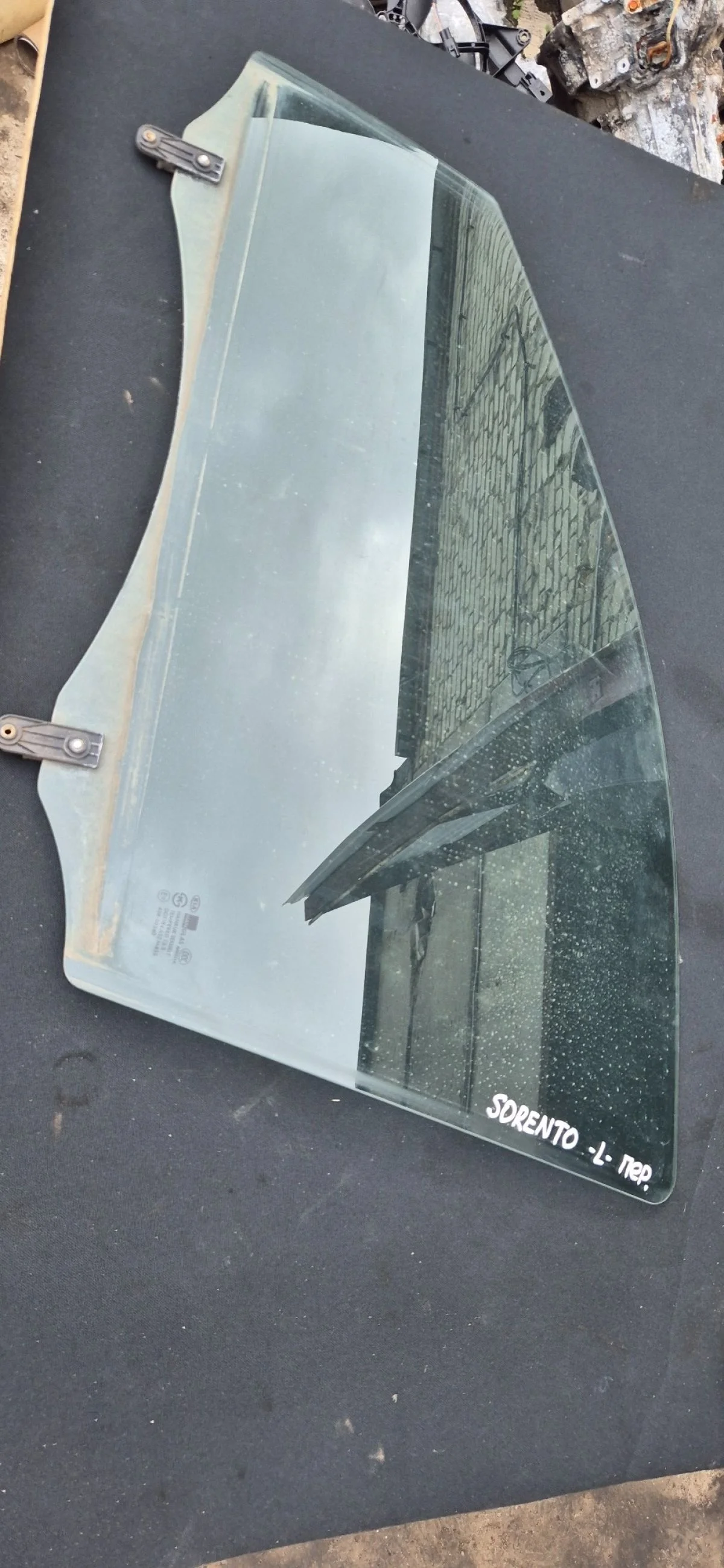 Стекло двери передней левой для Kia Sorento (JC)