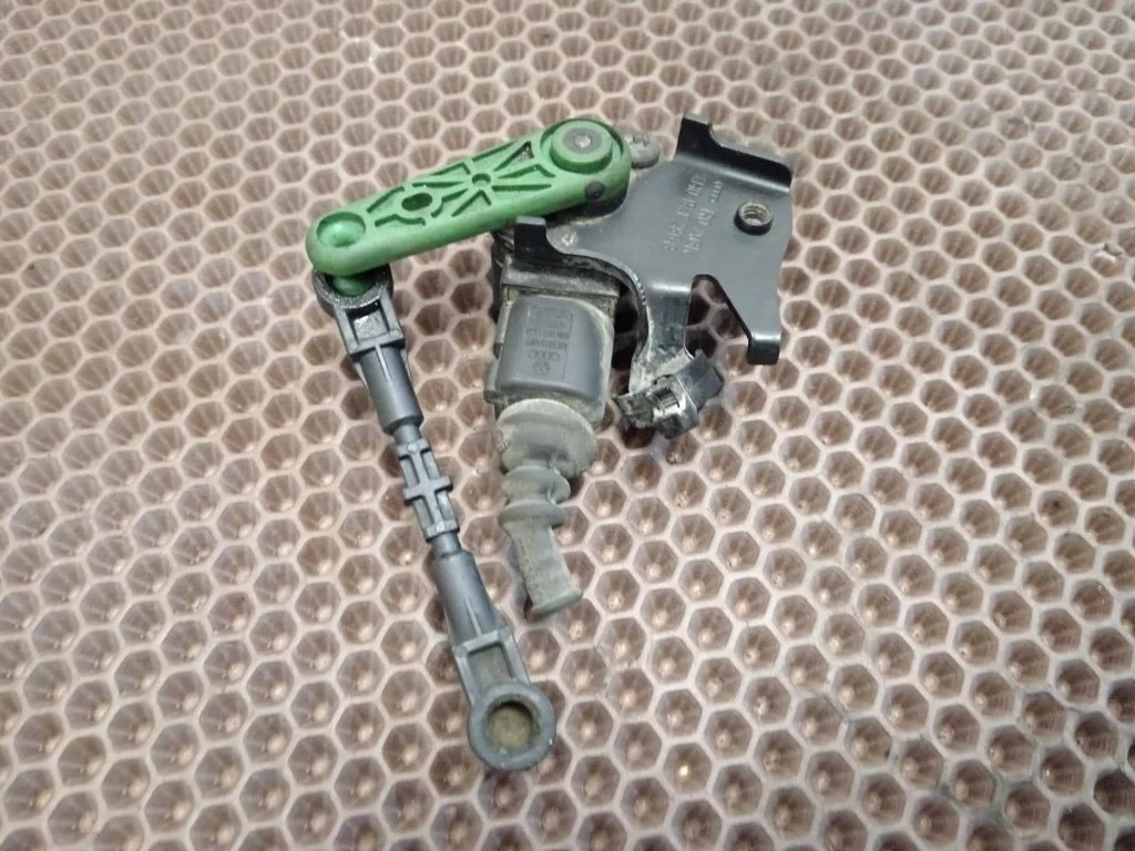 Датчик высоты дорожного просвета Audi A8 2013 D4