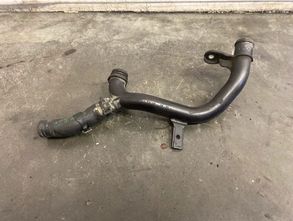 Патрубок системы охлаждения Volkswagen Passat 2011 B7