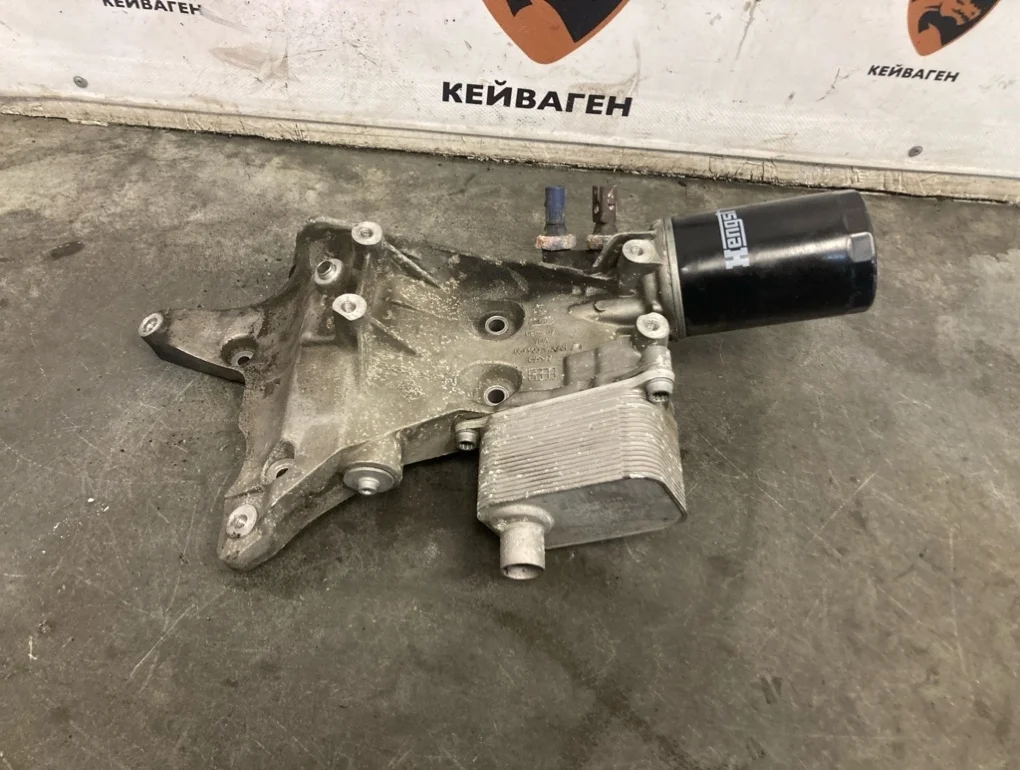 Корпус масляного фильтра теплообменником Volkswagen Passat 2010 B6