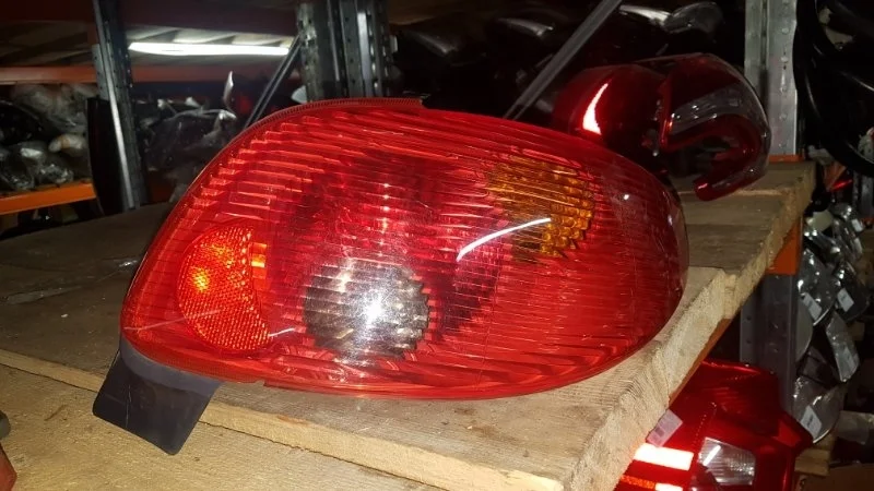 Фонарь Peugeot 206 2006 хечбек