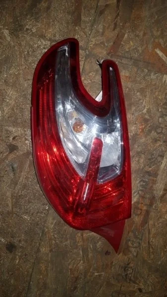 Фонарь Peugeot 208 2009