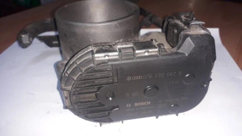 Блок дроссельной заслонки audi A4 2002 8E5