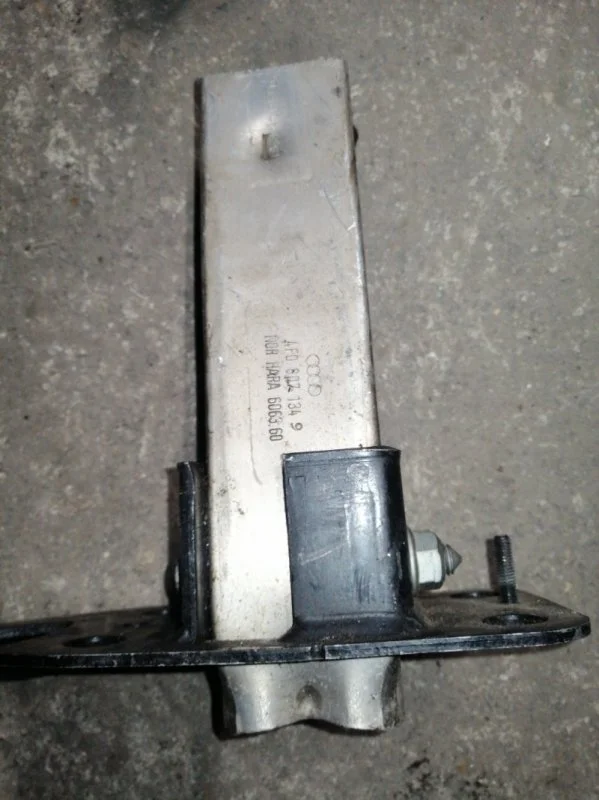 Крепление усилителя бампера Audi A6 2007 4F2