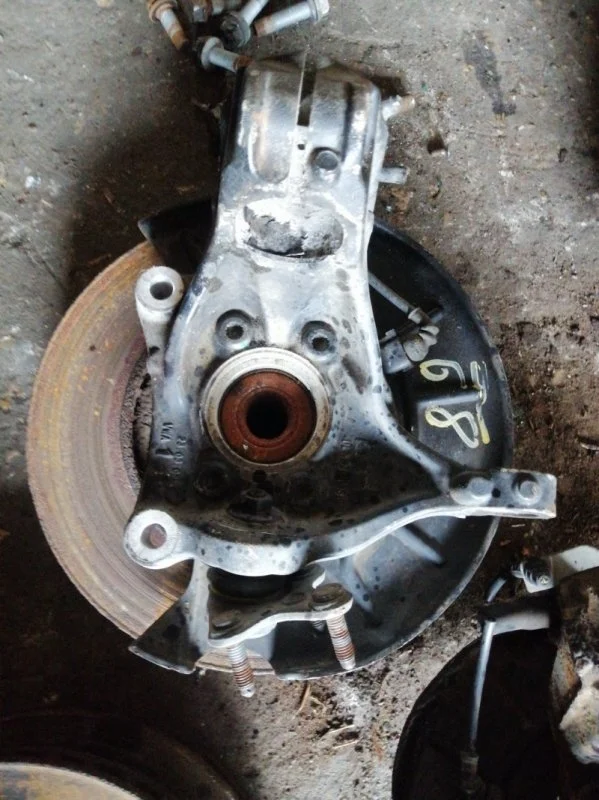 Кулак Volkswagen Sharan 2011 7N8