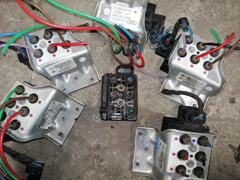 Блок клапанов пневмоподвески Audi A8 2008 4E2