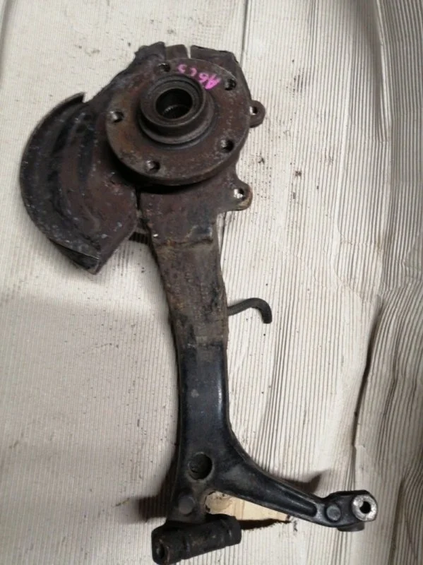 Кулак Audi A6 2000 4B2