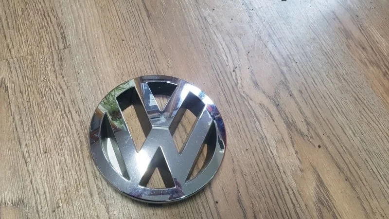 Эмблема Volkswagen Touareg 2005 7L6