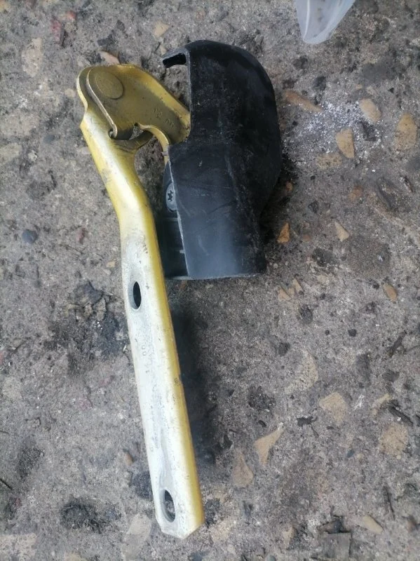 Петля капота Volkswagen Passat 2000 3B5