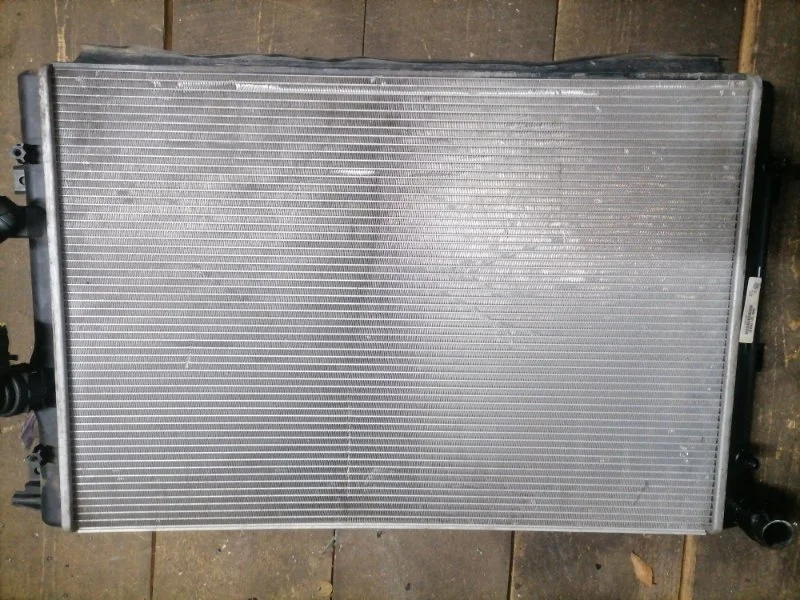 Радиатор охлаждения двигателя Volkswagen Tiguan 2010 5N1