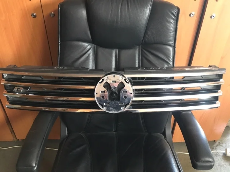 Решетка радиатора VOLKSWAGEN TOUAREG 2016 7P6853651JZLL R-LINE