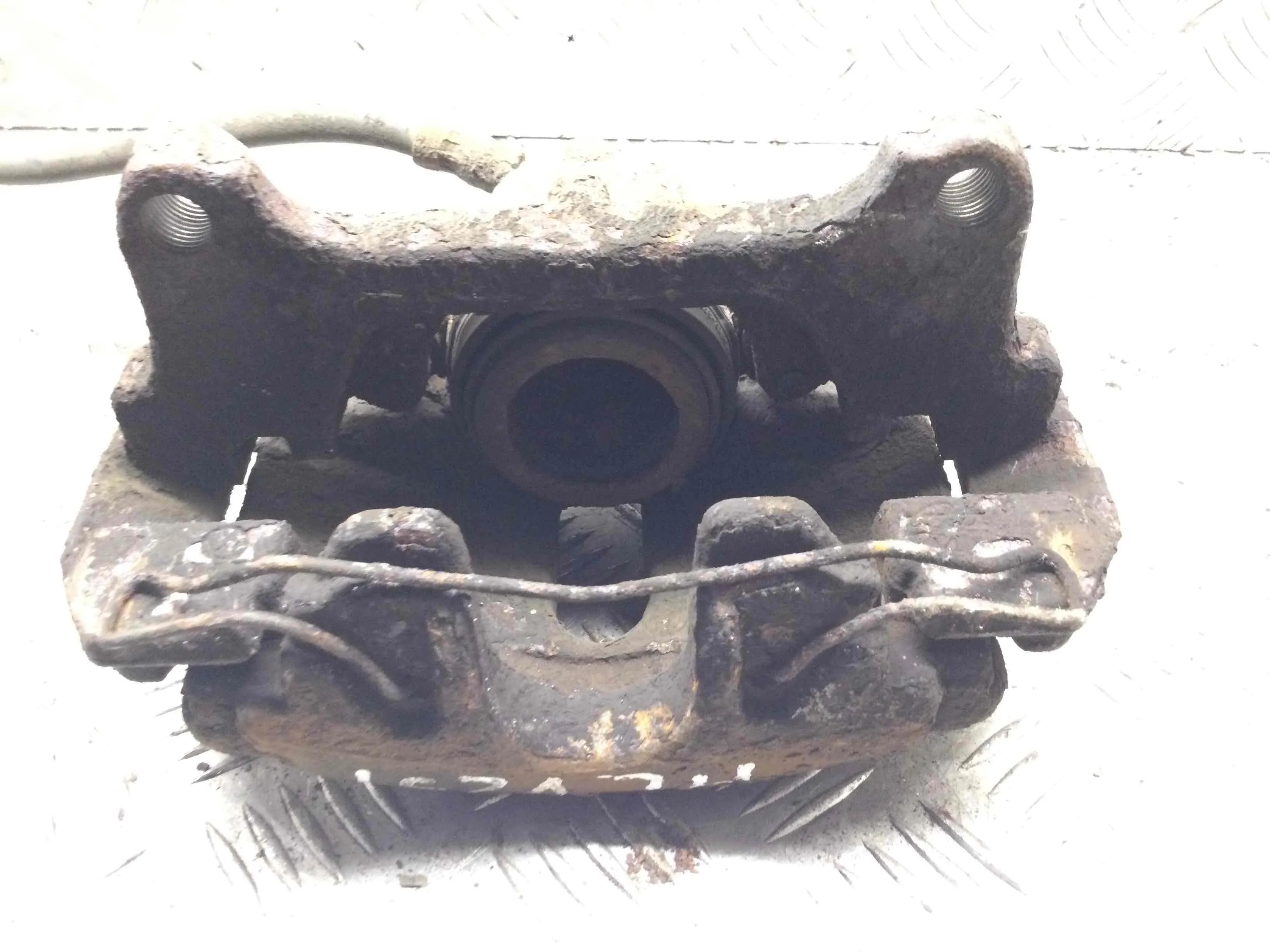 Суппорт передний левый Volkswagen Passat B6 (2005-2010) дизель 2.0 TDI Механика Универсал