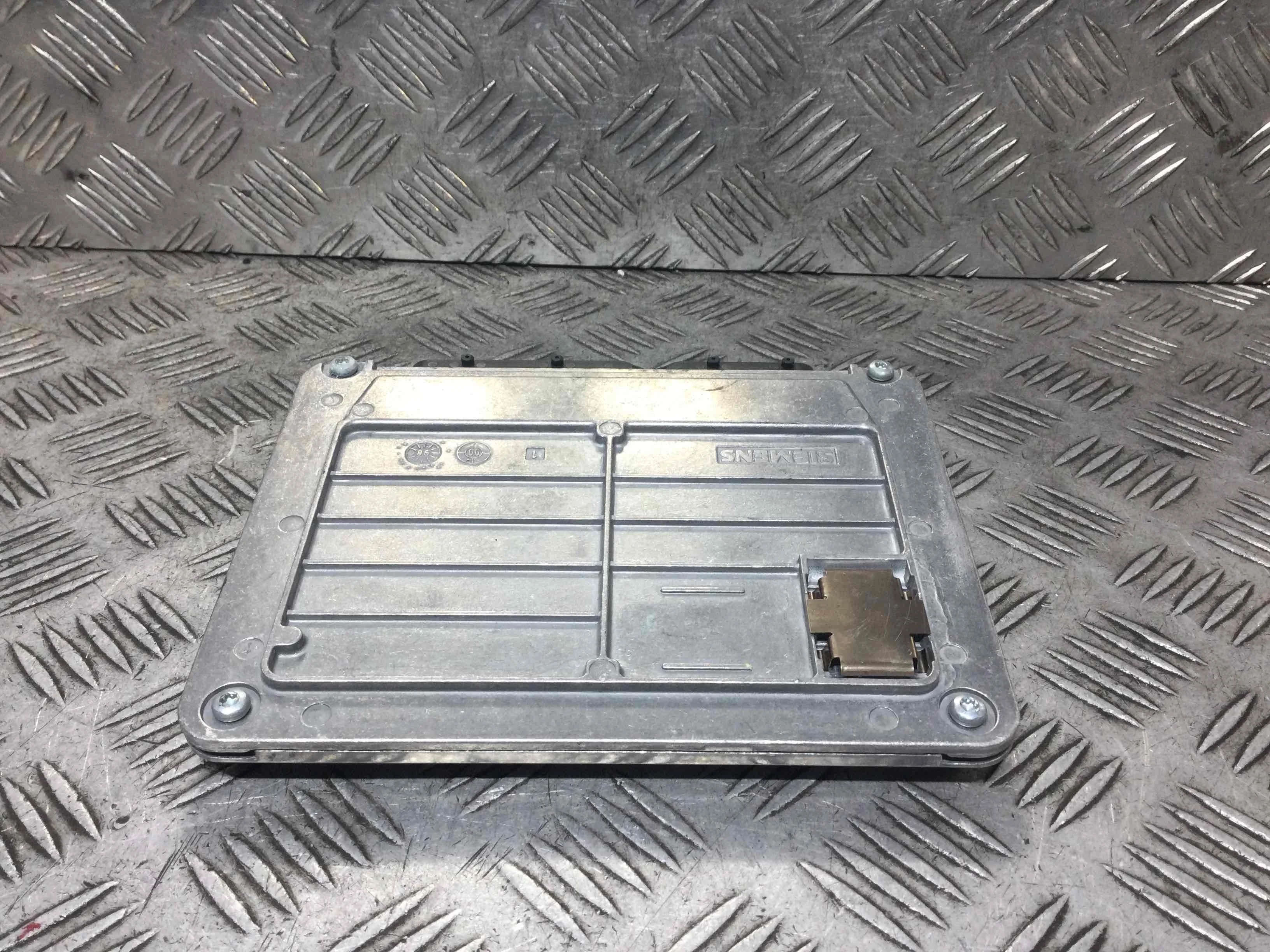 Блок управления двигателем Volkswagen Passat B5 (1996-2000) бензин 1.6 i Механика Универсал