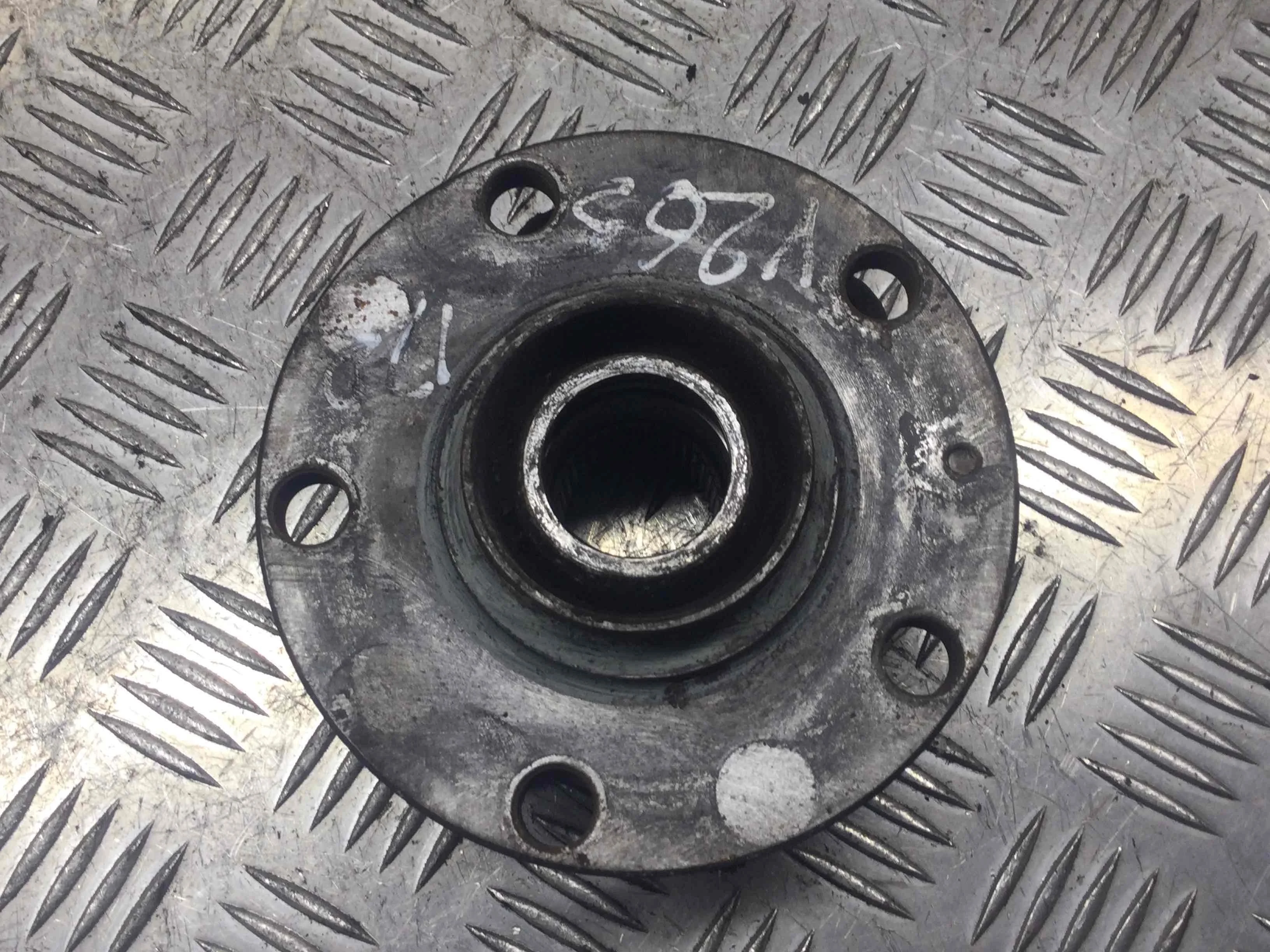 Ступица передняя правая Audi A4 B6 (2000-2005) дизель 2.5 TDI Автомат Универсал