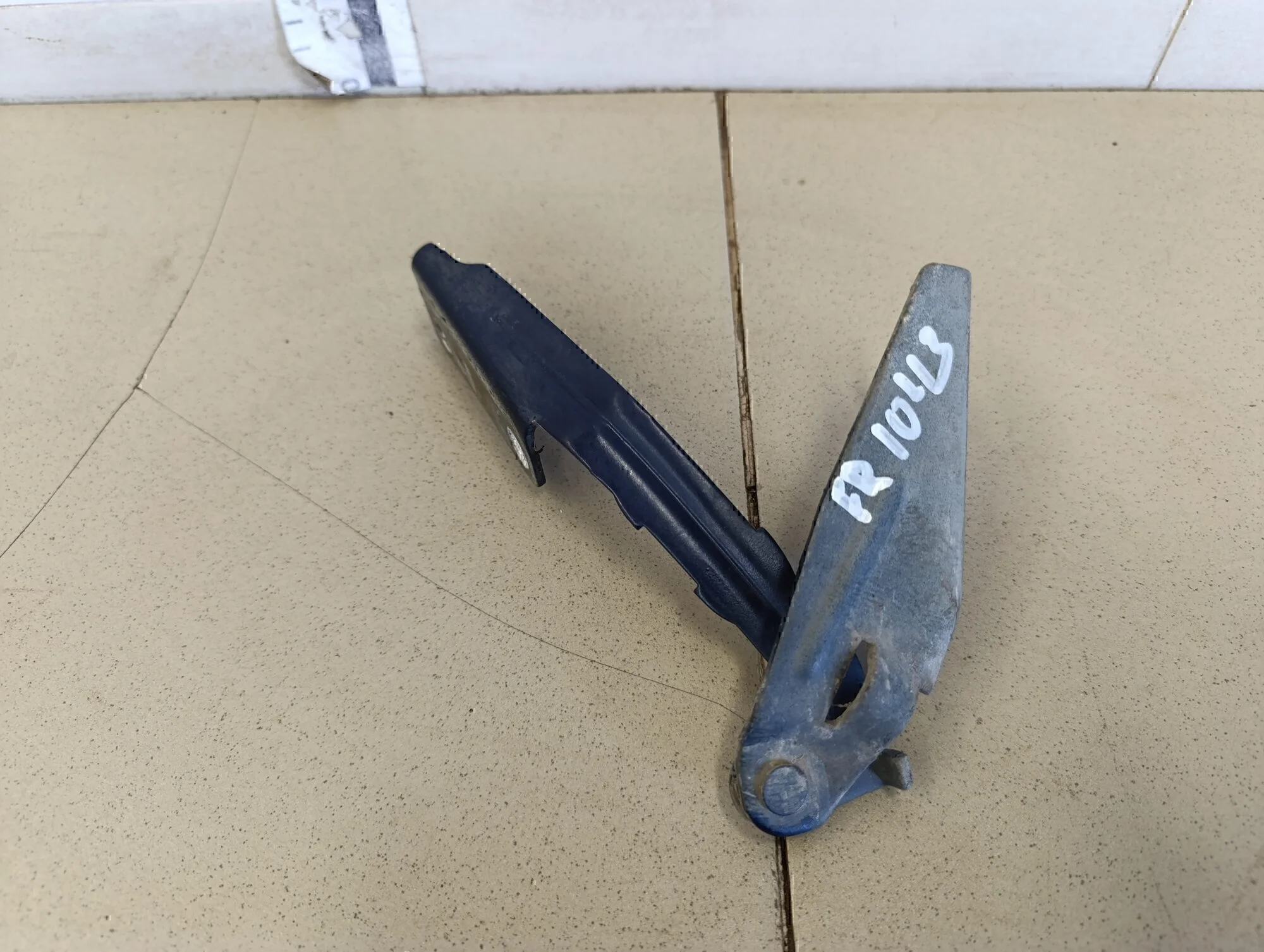 Петля капота левая Focus I 1998-2004