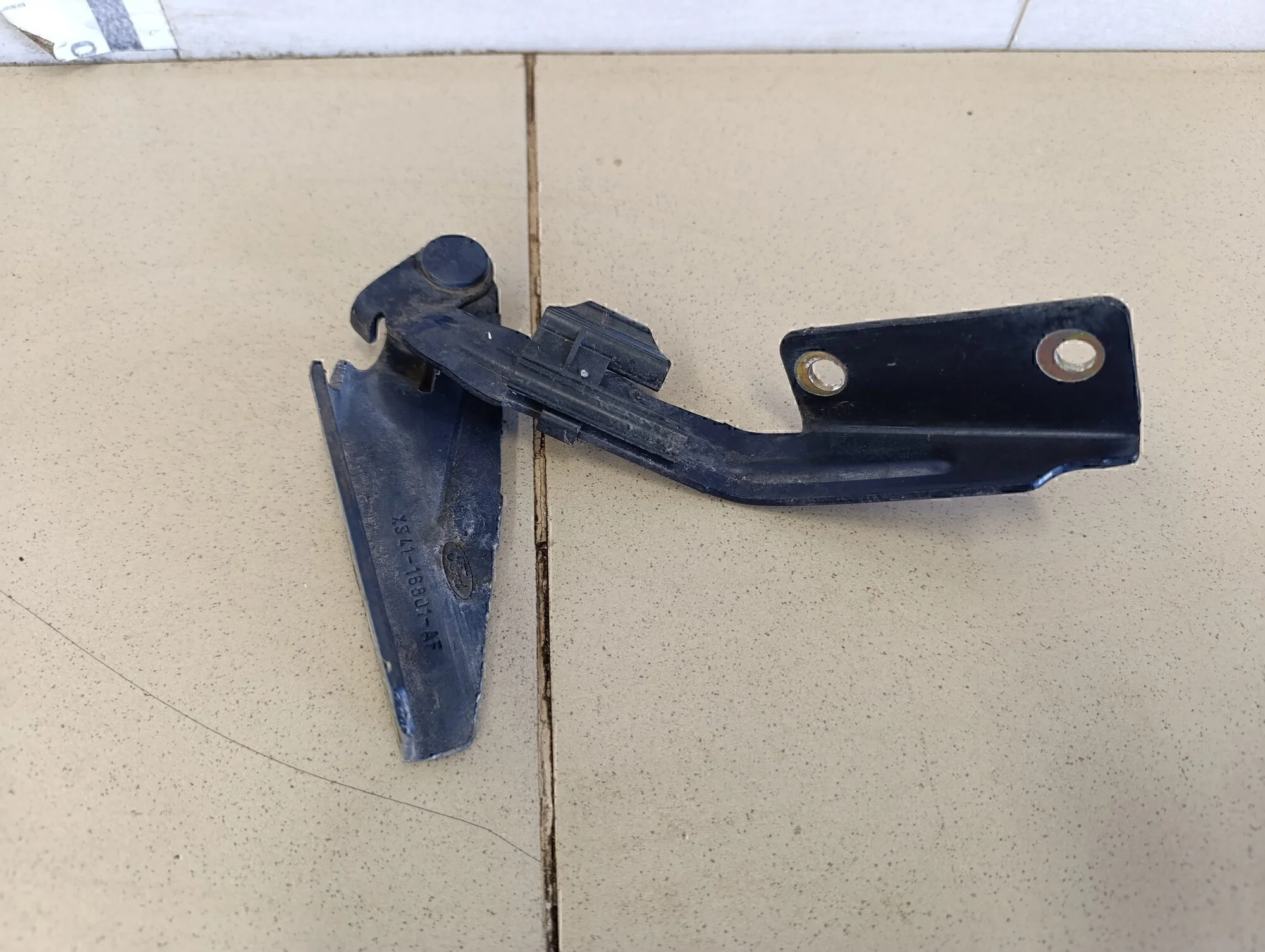 Петля капота левая Focus I 1998-2004