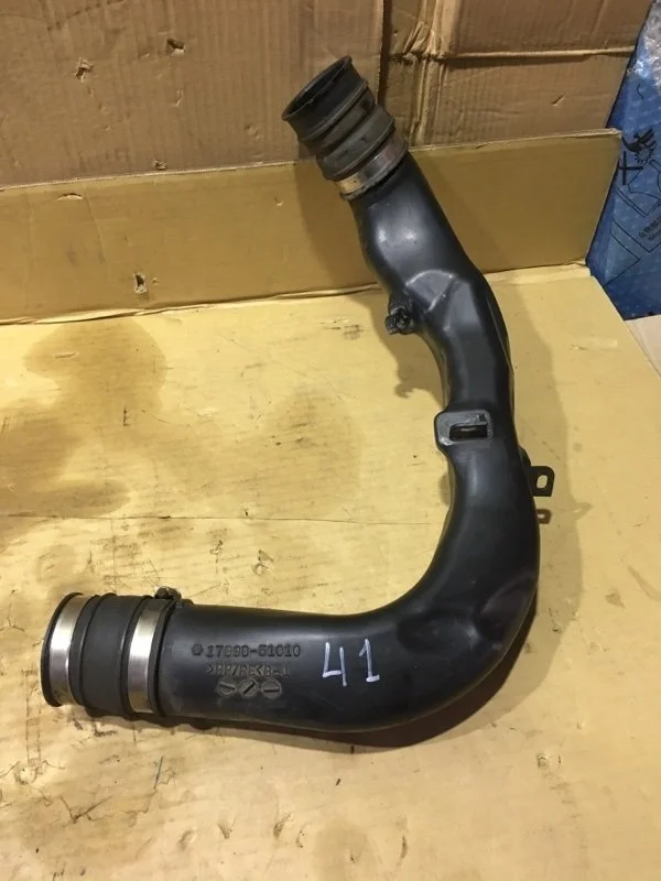 Патрубок воздушного фильтра Toyota Land Cruiser 2017 1787751020 URJ202 1VD-FTV 4.5, левый