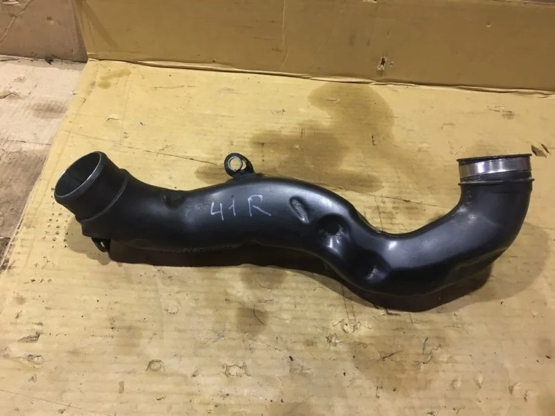 Патрубок воздушного фильтра Toyota Land Cruiser 2017 1787551020 URJ202 1VD-FTV 4.5, правый