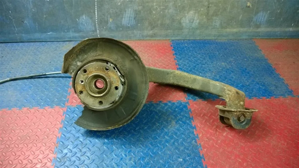 кулак поворотный BMW X3 E83 33303420501  M54B30 231лс 3.0i 2004 Silver gray metallic (A08)