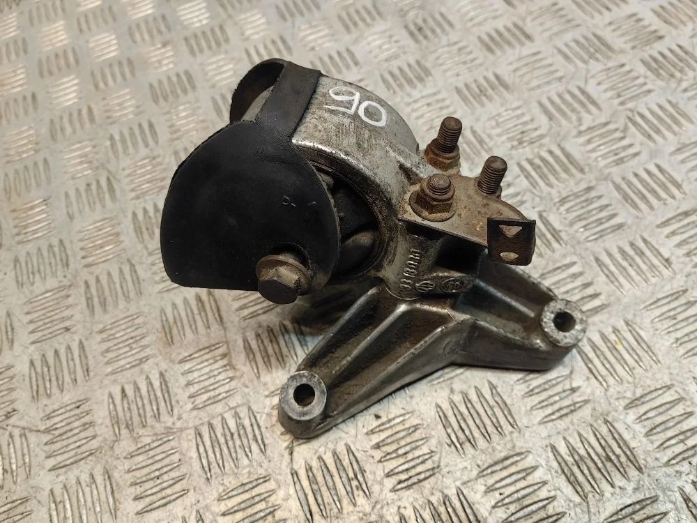 Подушка двигателя Mitsubishi Carisma