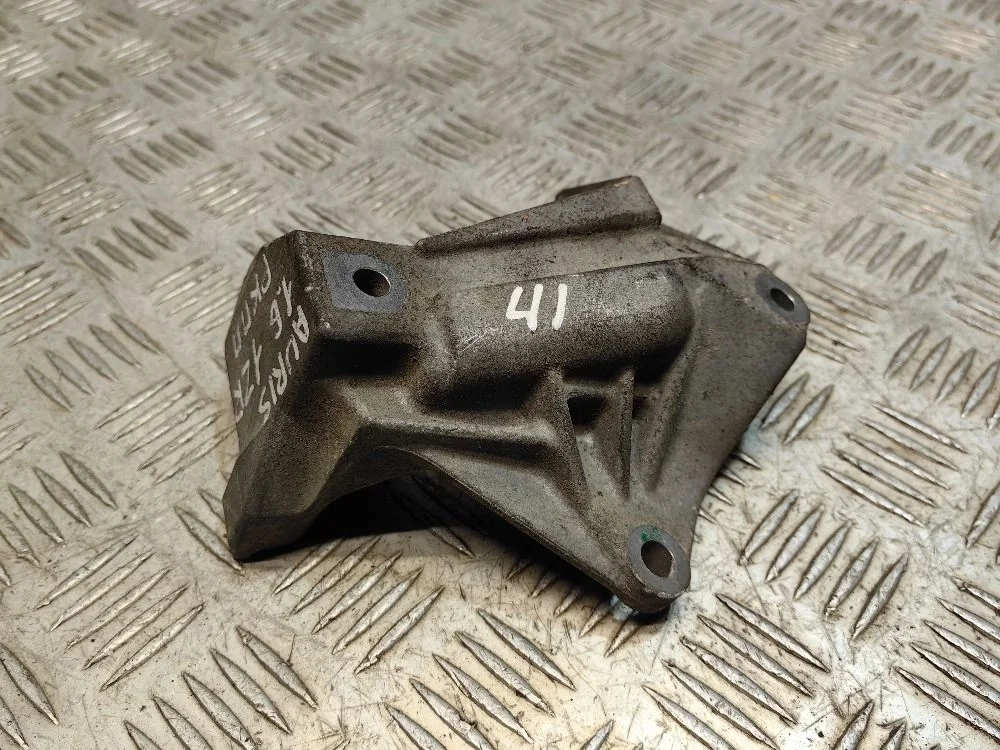 Кронштейн КПП Toyota Auris E150