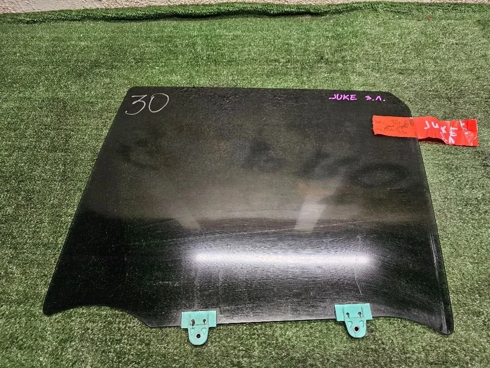 Стекло двери задней левой Nissan Juke I