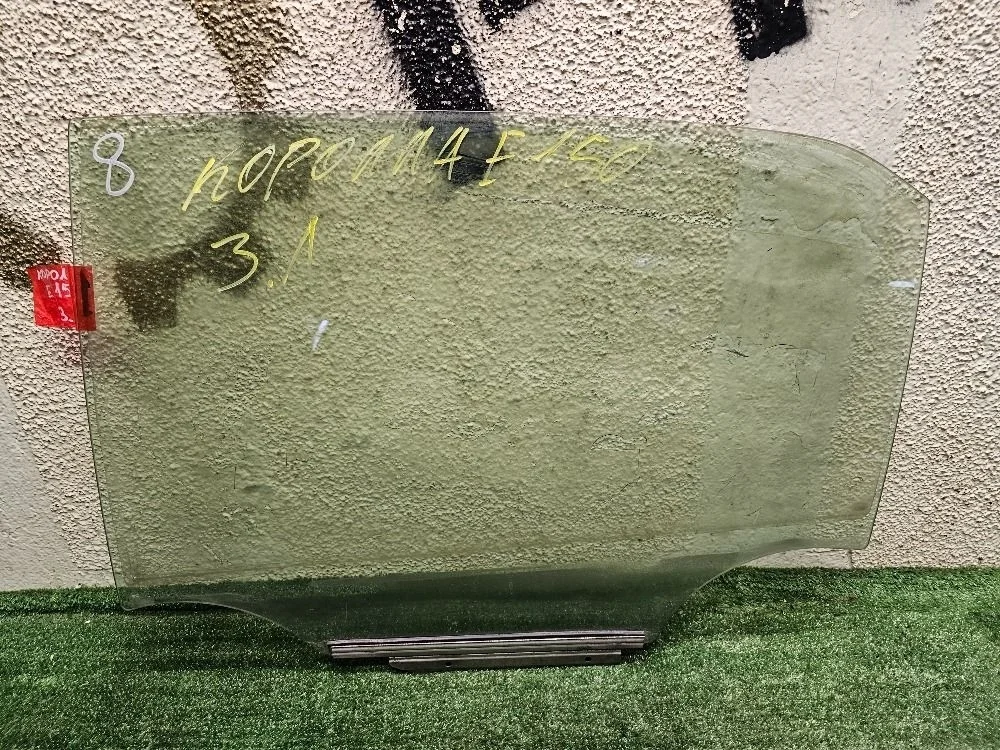 Стекло задней левой двери Toyota Corolla 150