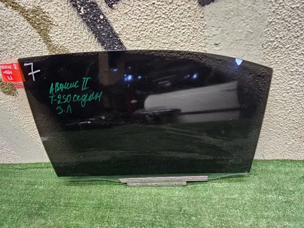 Стекло двери задней левой на Avensis 2