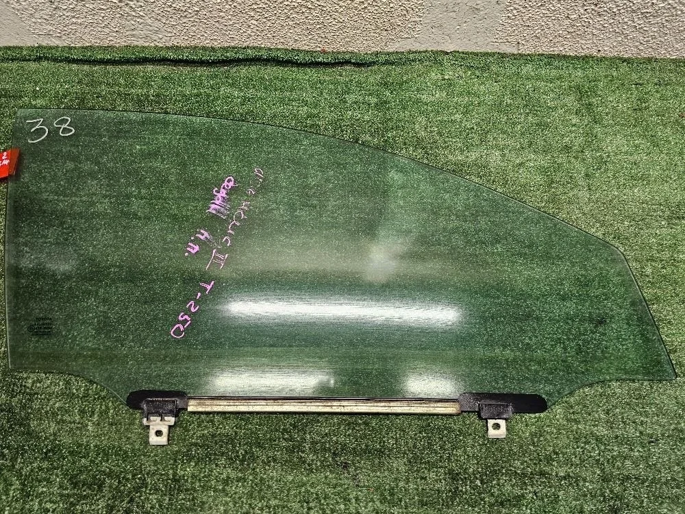 Стекло двери передней правой для Toyota Avensis II