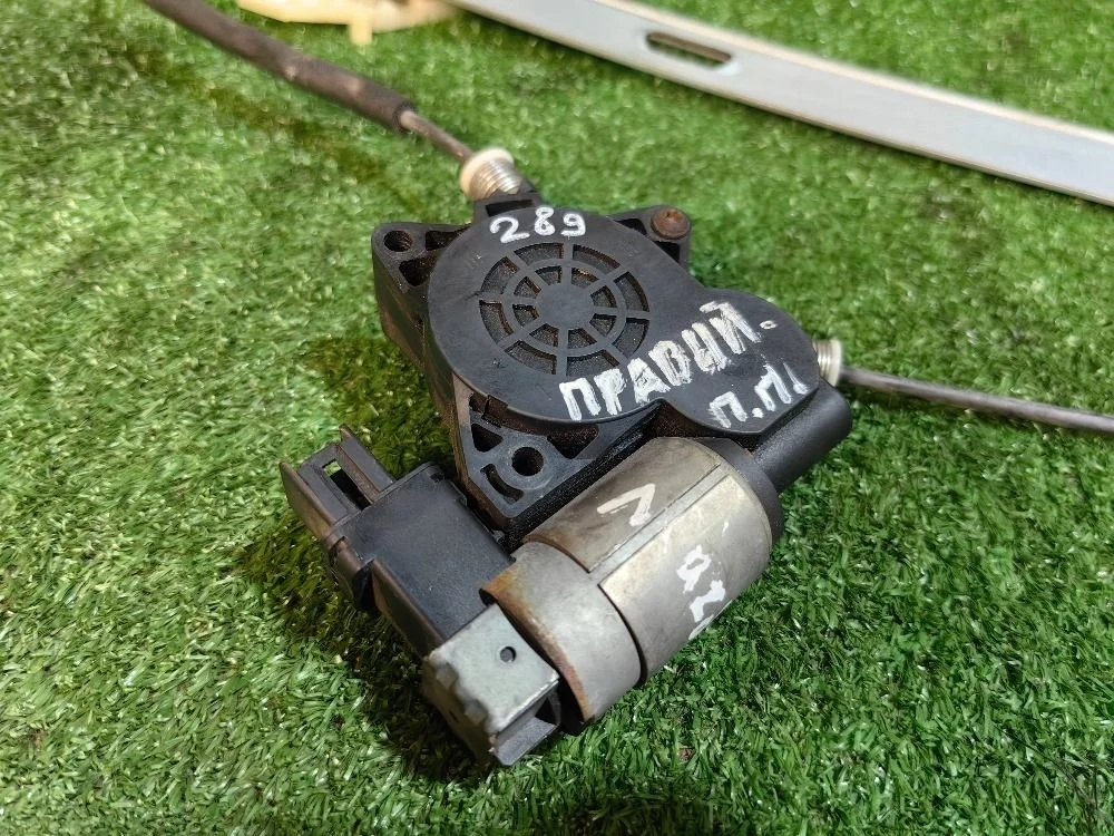 Моторчик стеклоподъемника передний правый Mazda