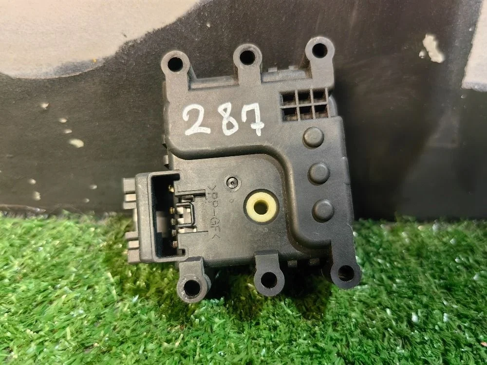 Моторчик заслонки отопителя Mazda 6 GG