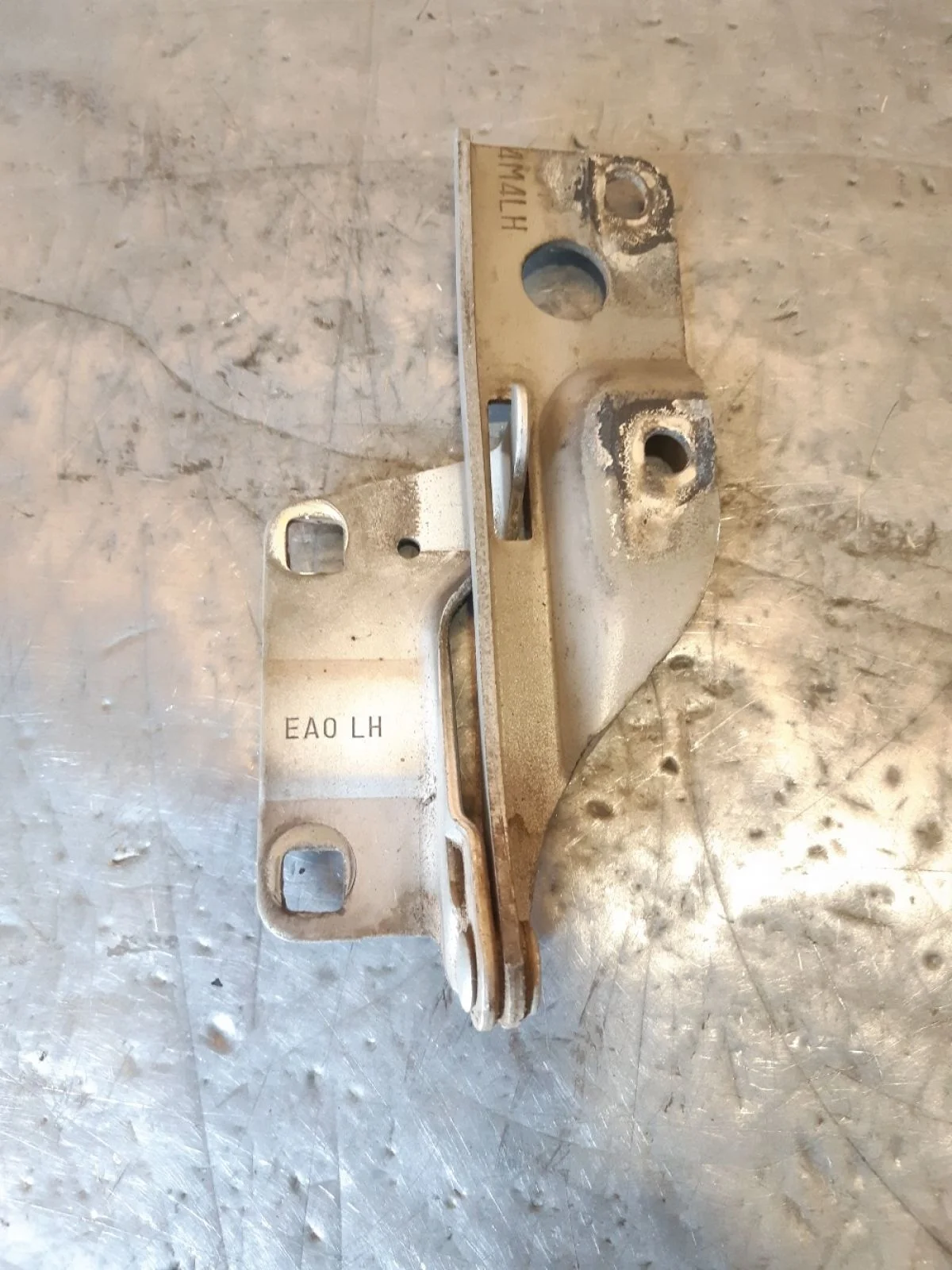 Петля капота левая Nissan Pathfinder III рестайлинг (2010—2014) 2012 KL0 - SILVER METALLIC