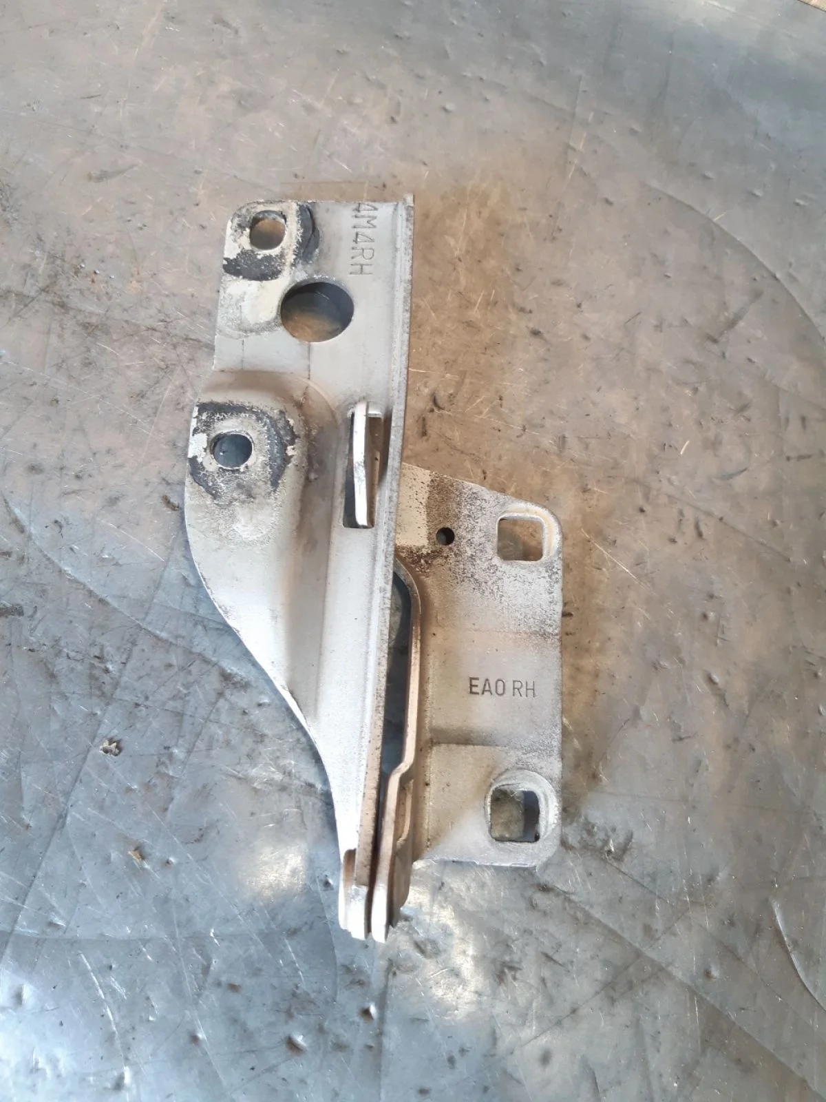 Петля капота правая Nissan Pathfinder III рестайлинг (2010—2014) 2012 KL0 - SILVER METALLIC