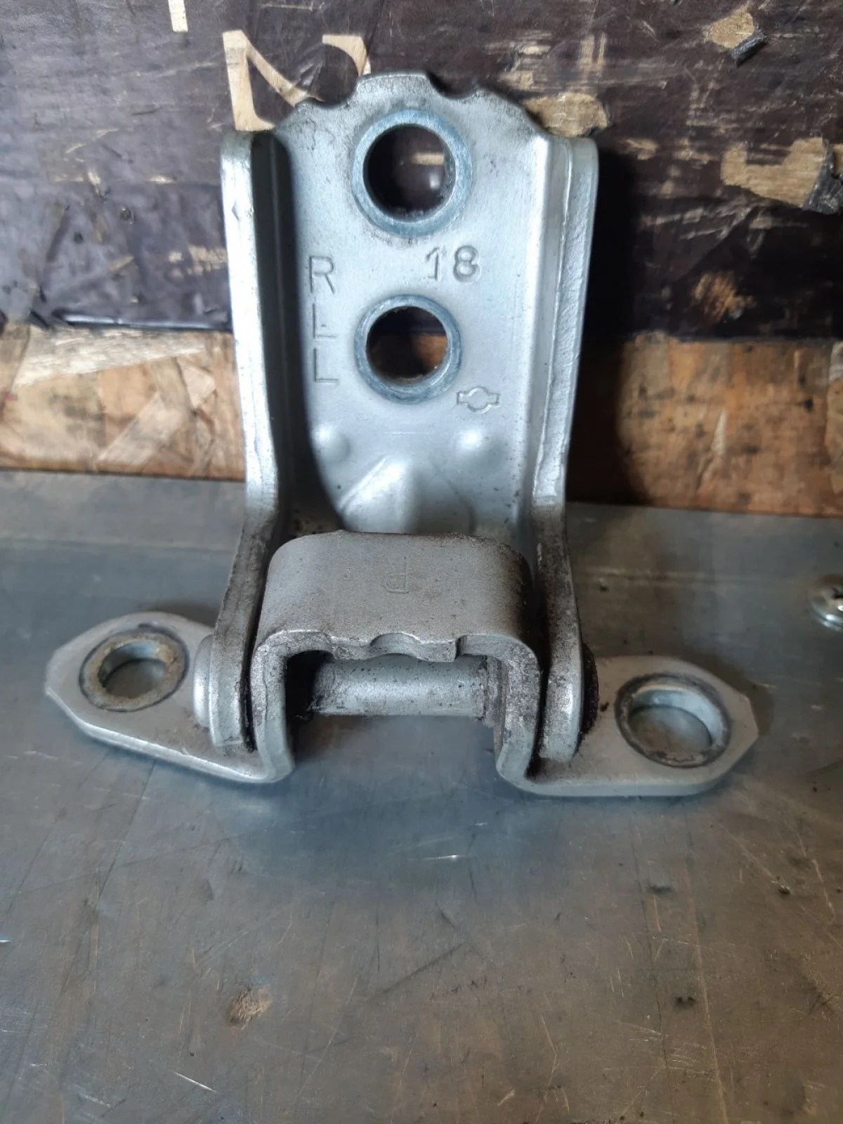 Петля двери передней Nissan Pathfinder III рестайлинг (2010—2014) 2012 KL0 - SILVER METALLIC