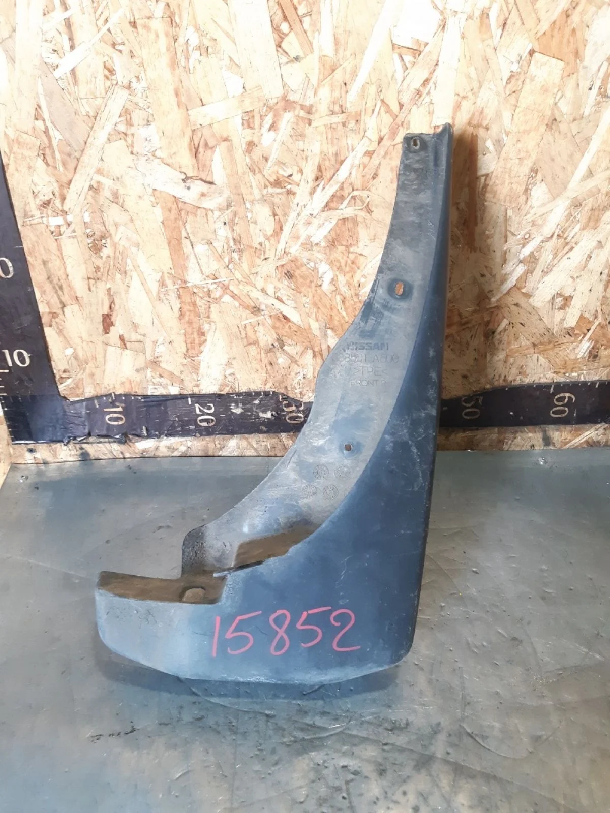 Брызговик передний правый Nissan Pathfinder III рестайлинг (2010—2014) 2012 KL0 - SILVER METALLIC