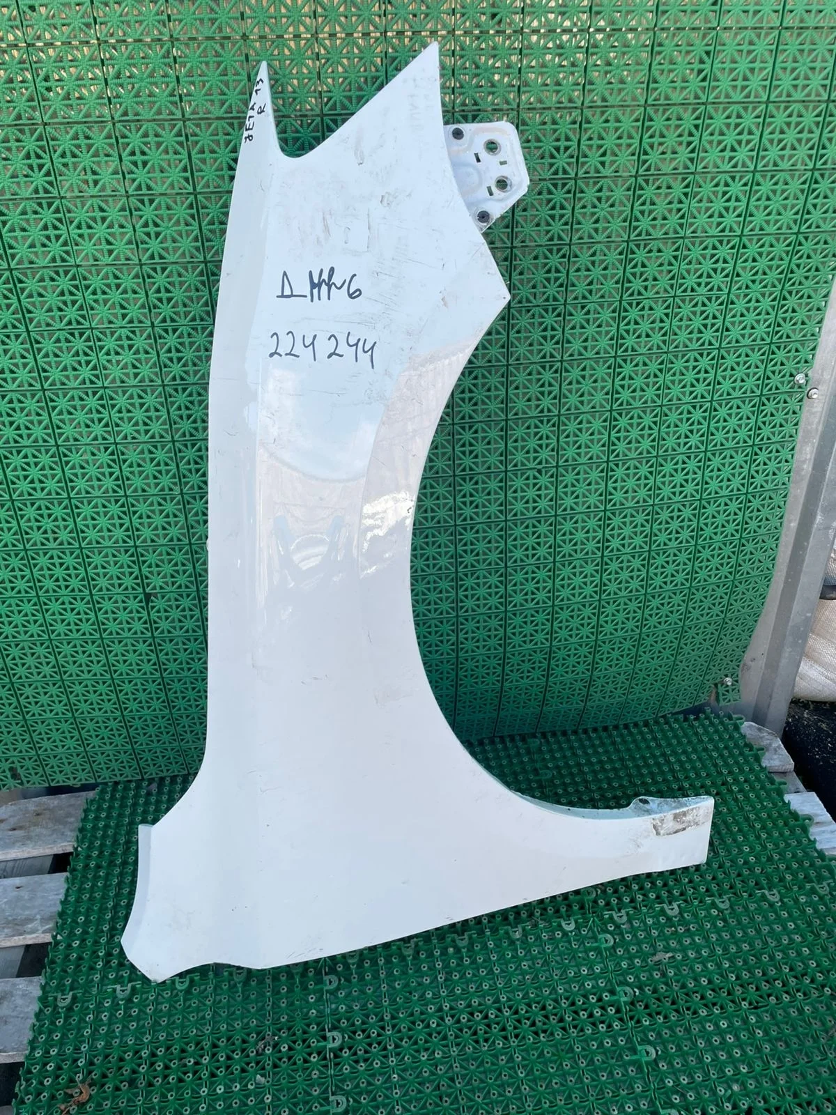 Крыло VOLKSWAGEN JETTA 6 2011- переднее правое белое б/у JETTA 6(2011-)