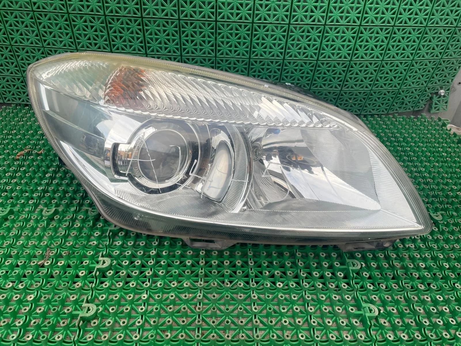 Фара SKODA FABIA 2, ROOMSTER 2010- линза правая б/у FABIA 2(2007-2015)