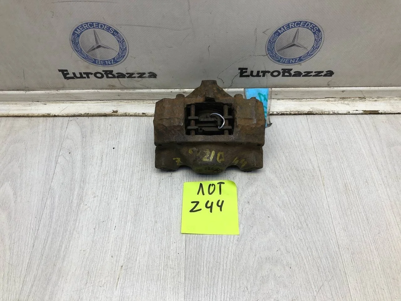 Суппорт тормозной задний правый Mercedes W210