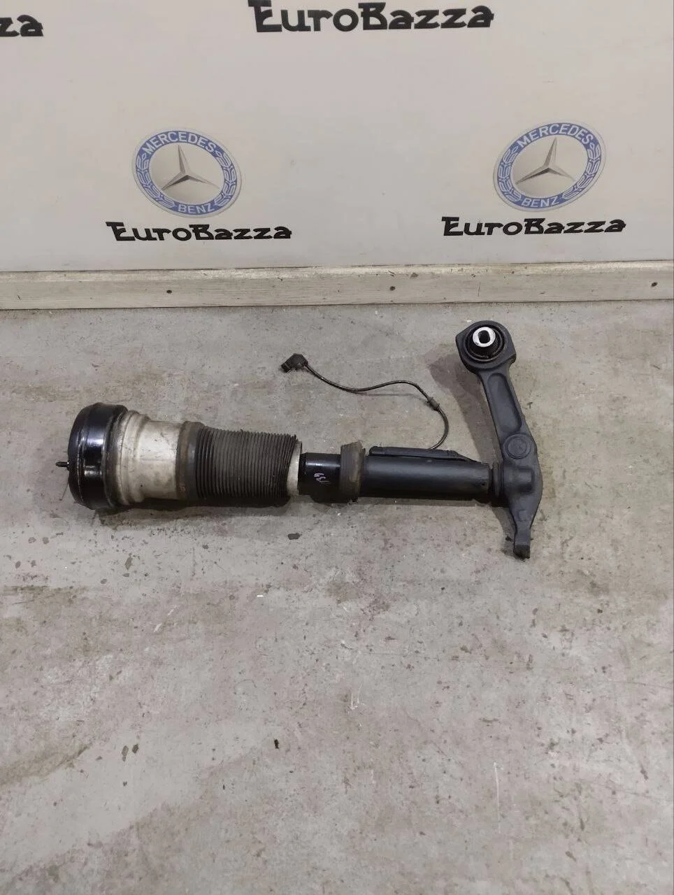 Передний пневмоамортизатор левый Mercedes W220
