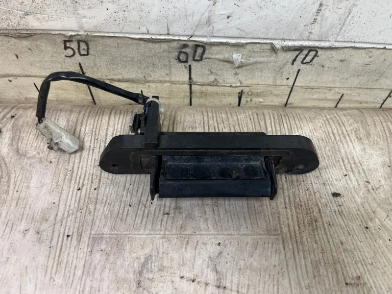 Кнопка открывания багажника MITSUBISHI PAJERO SPORT 2 2008 2009 2010 2011 2012 2013 2014 2015 5810A025 KH 4D56U