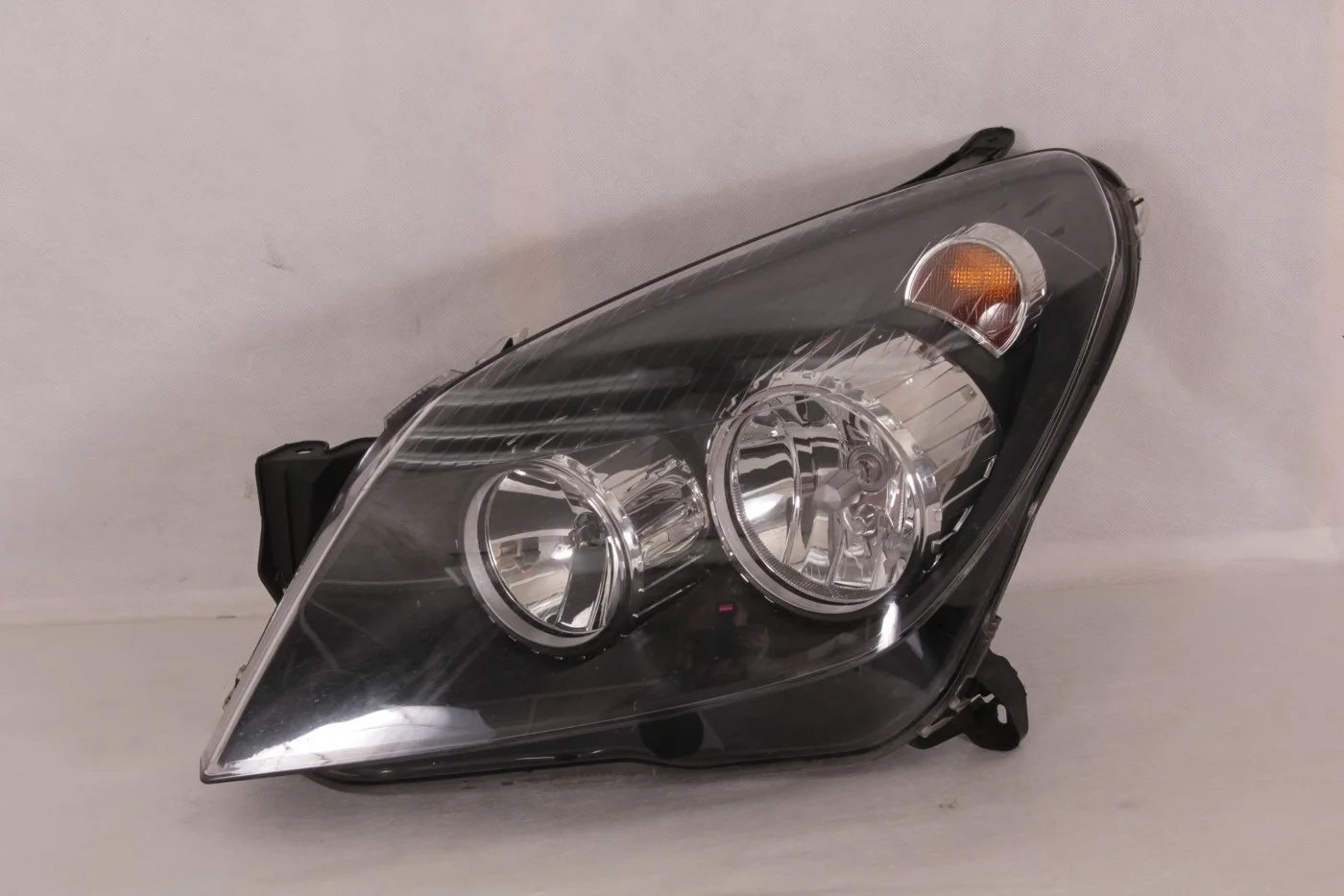 Фара черная левая б/у Опель Астра Н (h)