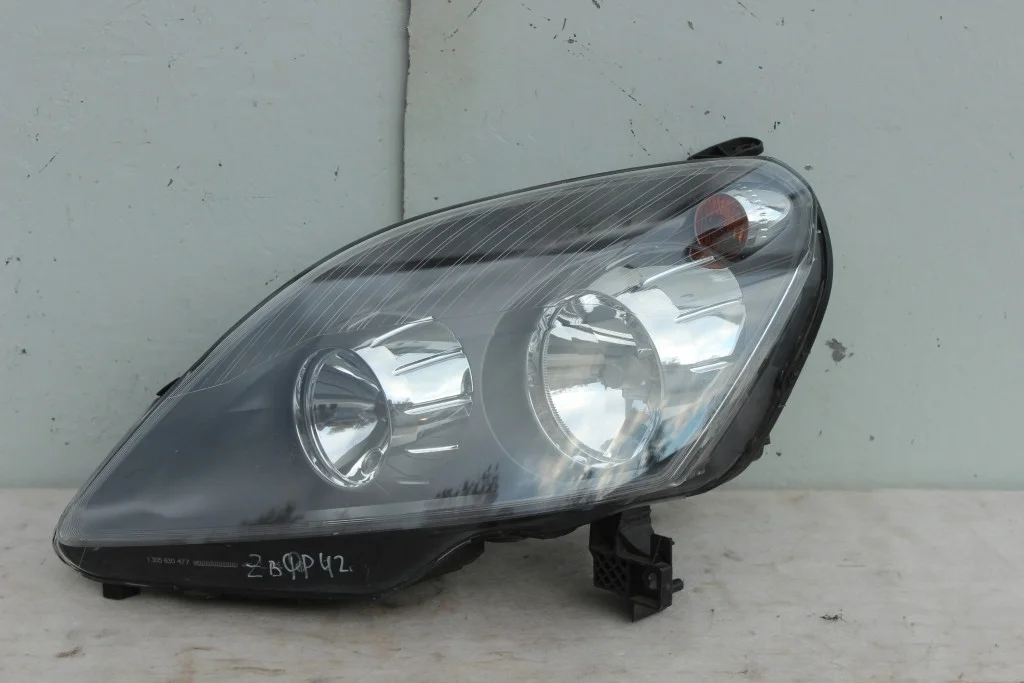 Фара черная левая Opel Zafira B ZbФР42