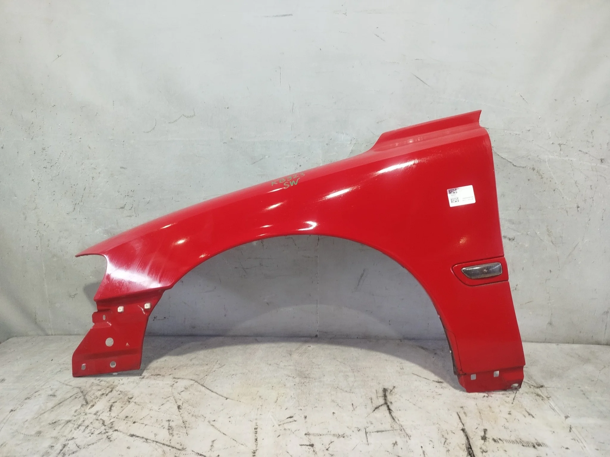 КРЫЛО VOLVO 30796492 ПЕРЕД ЛЕВО красный KB923