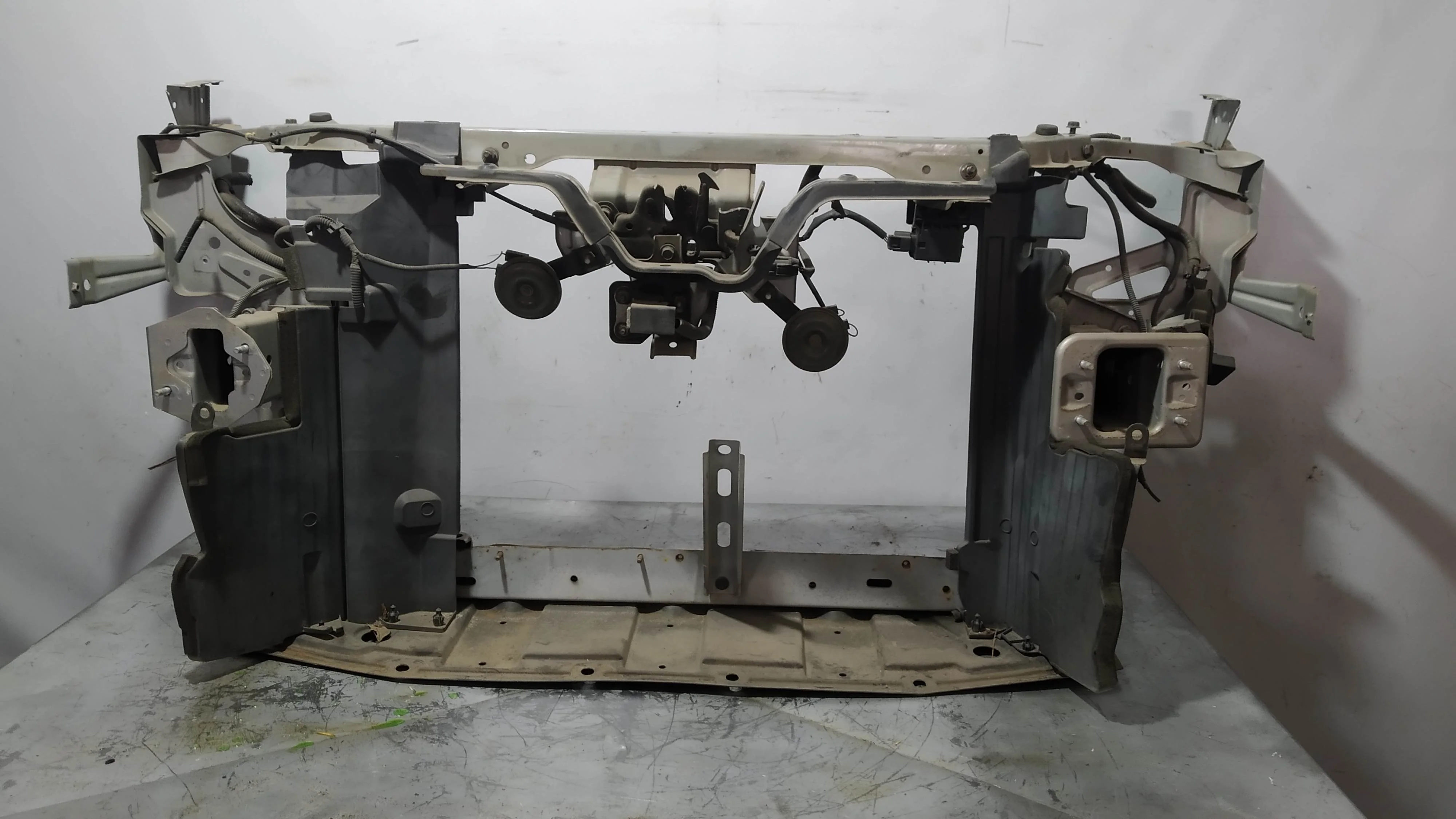 ТЕЛЕВИЗОР NISSAN 62511ED000 серебро, KY0 VA9290Z