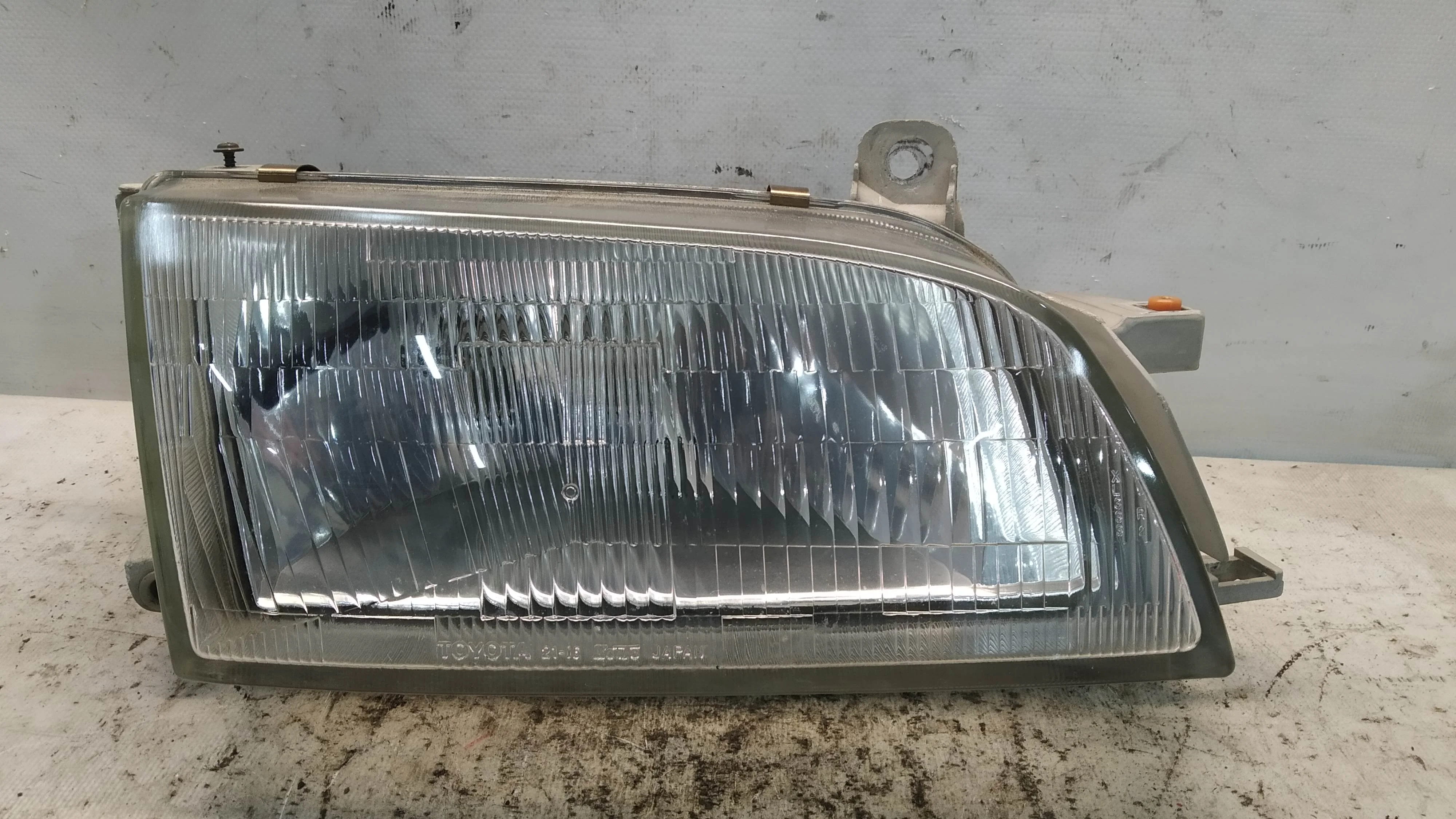 ФАРА TOYOTA ПРАВО 8111021030 DY407Z