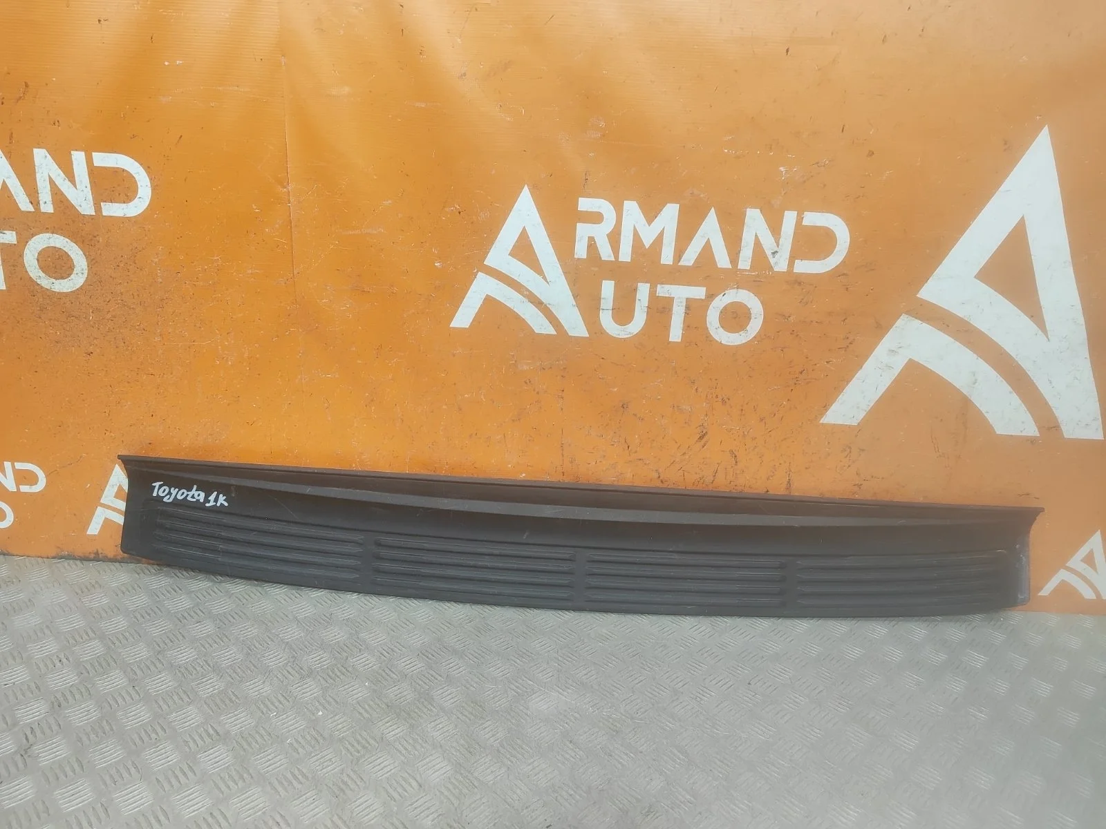 Накладка бампера верхняя Lexus LX 2015-2023 URJ200