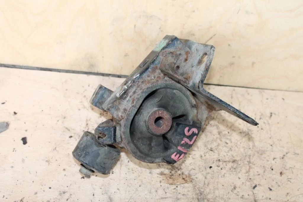 Б.у. опора двигателя TOYOTA COROLLA E120 TOYOTA COROLLA E120