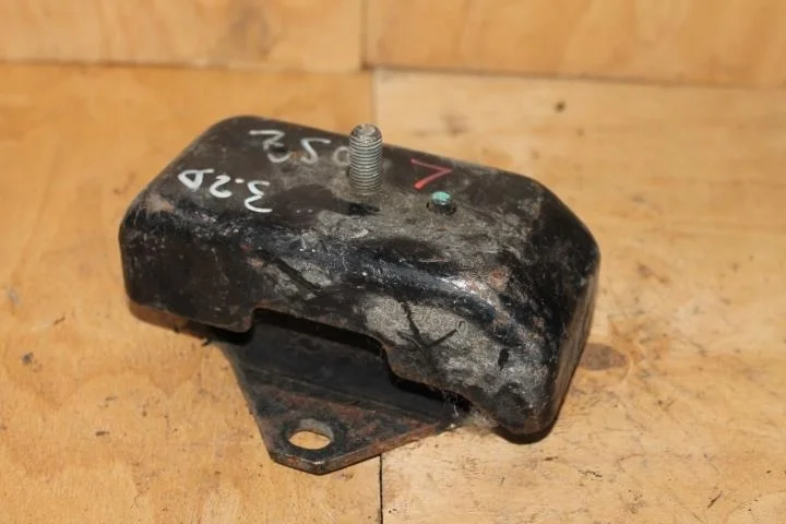 Б.у. опора двигателя MITSUBISHI PAJERO SPORT KH8W MITSUBISHI PAJERO SPORT KH8W